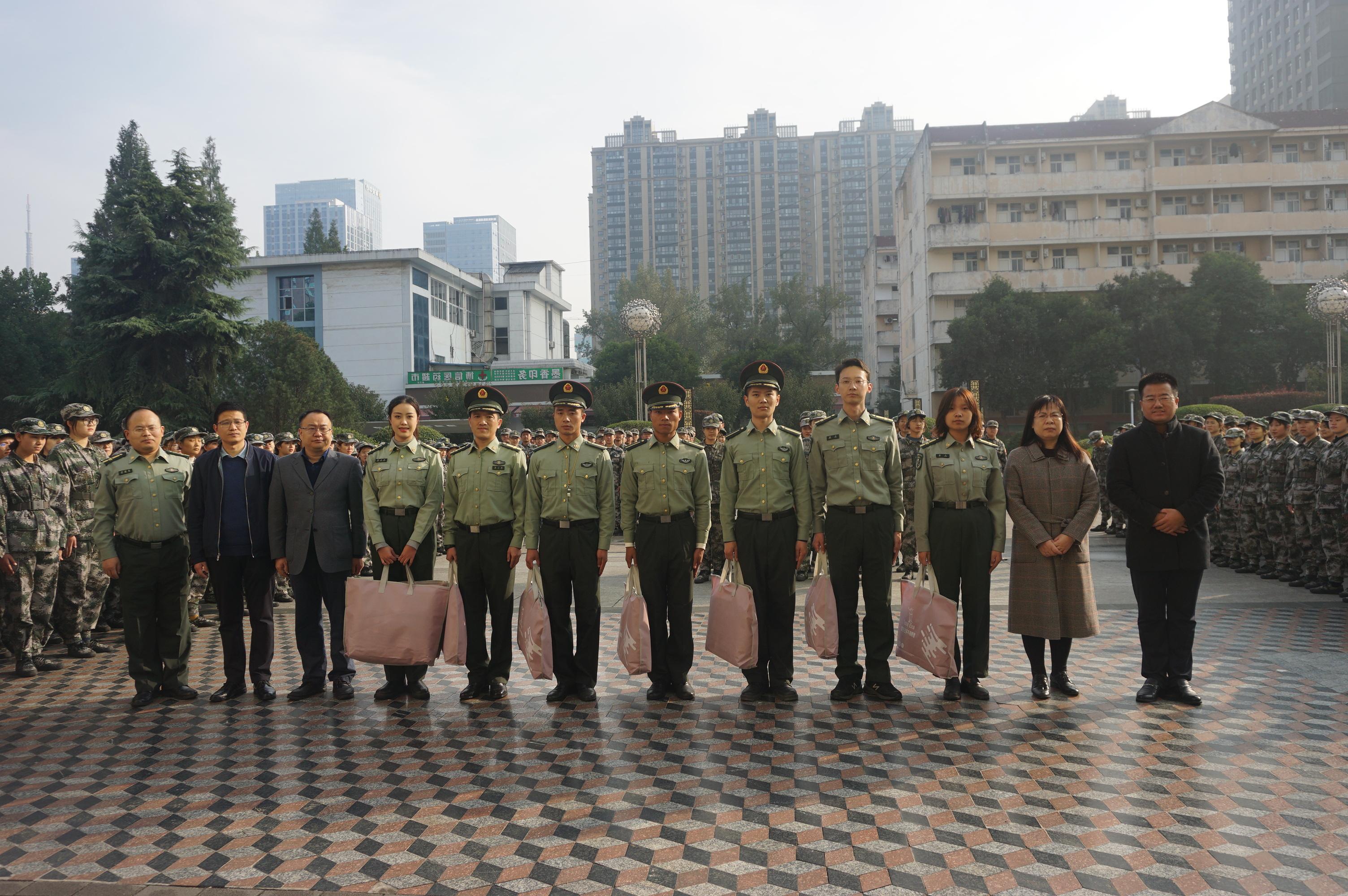 领导，辅导员，教官合照.JPG