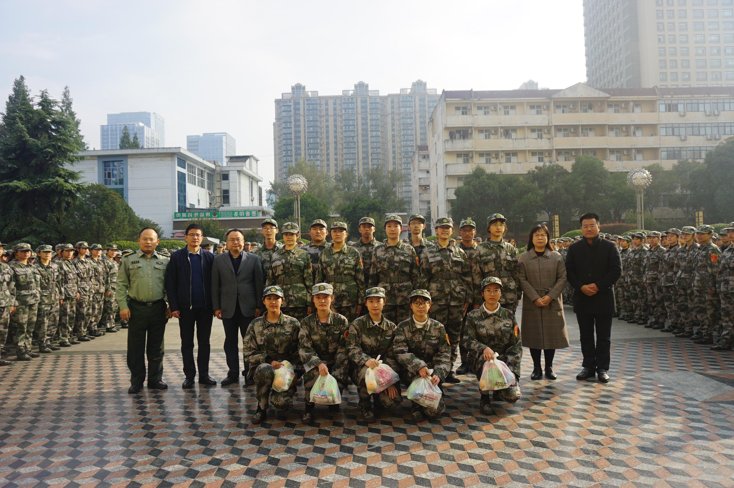 领导同学合照.JPG